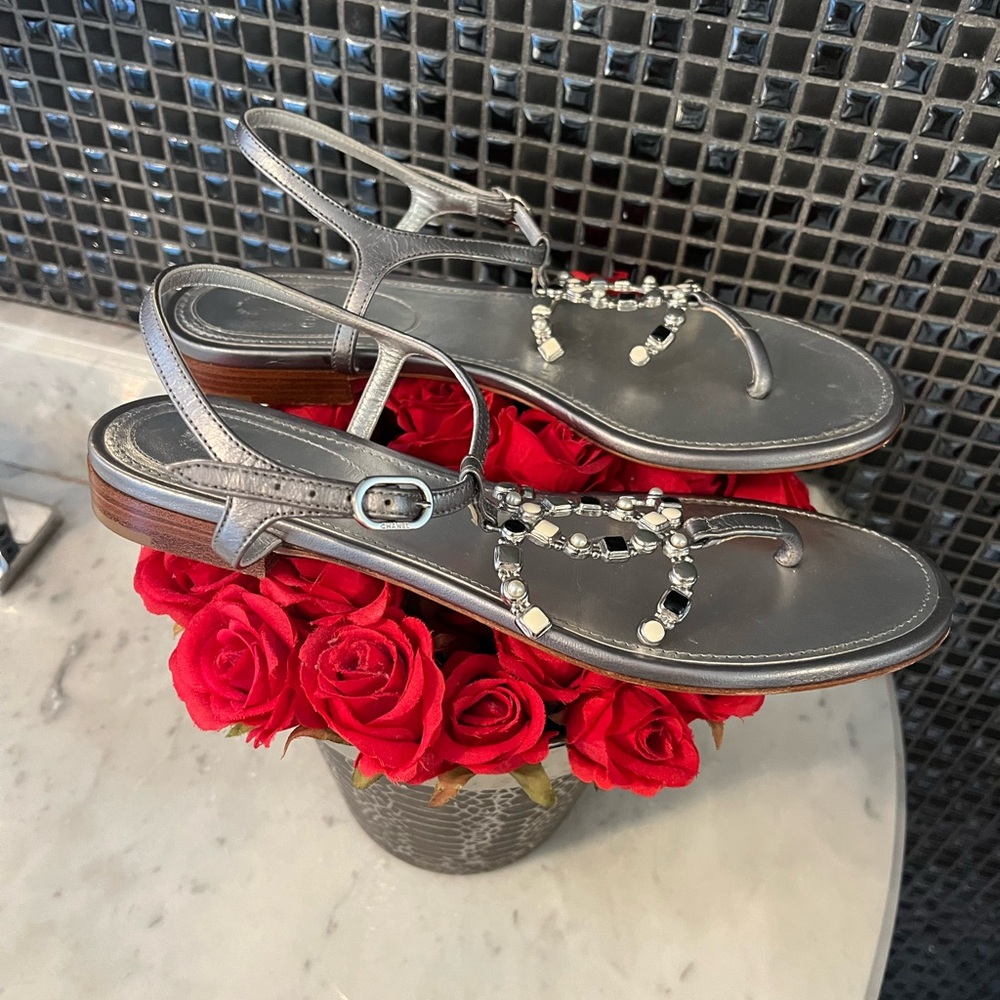 Authentic Chanel Pearl embellished sandals - Picture 12 of 17